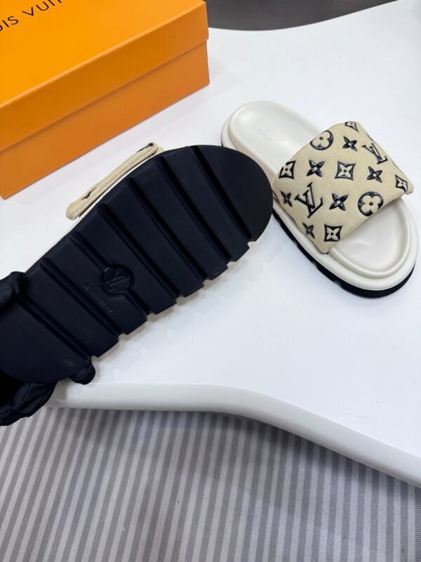 5366DD87-D9E5-79DE-4AAA-6215F2C36BF8.jpg Louis Vuitton Women's Pool Pillow Comfort Sandal