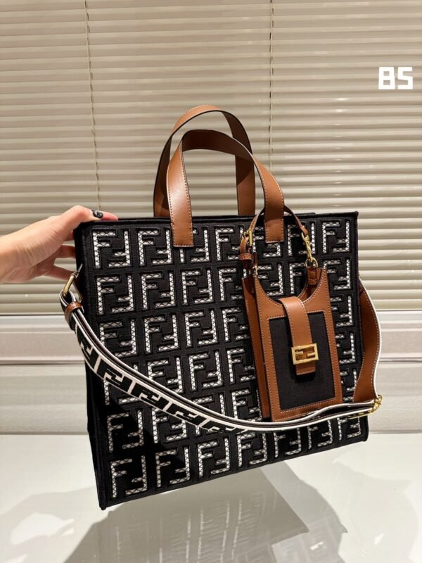 5456AFC3-1160-25D5-51FE-BD67201FF2EF.jpg Fendi Sunshine Medium - black