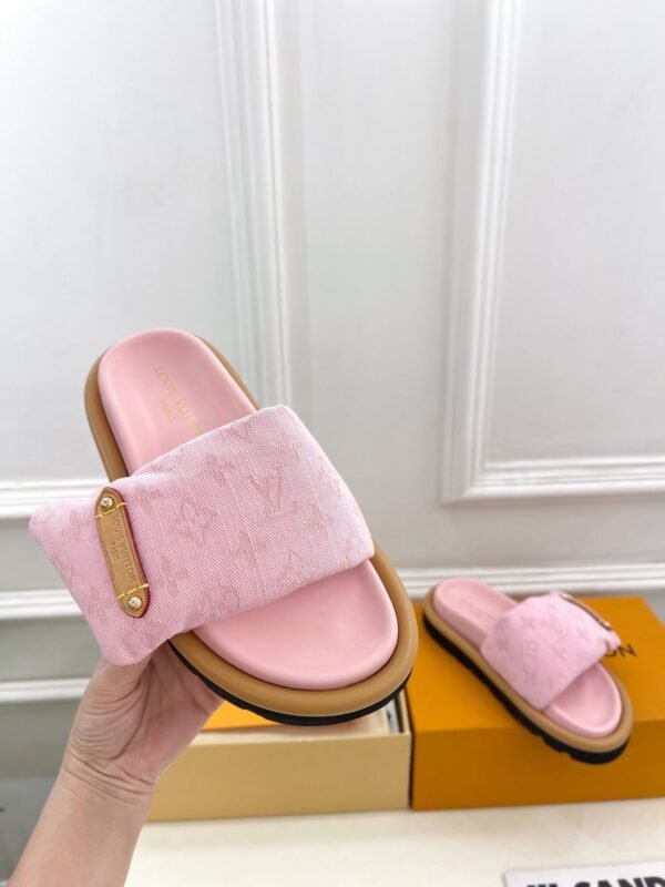 5457832B-CD38-992C-45ED-E1B7FFA67CFF.jpg Louis Vuitton Women's Pool Pillow Comfort Sandal