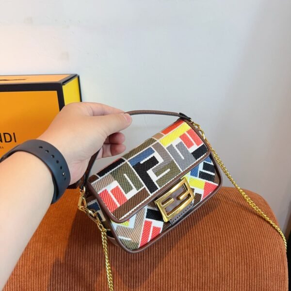 54A343AB-61FE-0F3A-D057-939FCA601313.jpg Fendi Baguette Mini