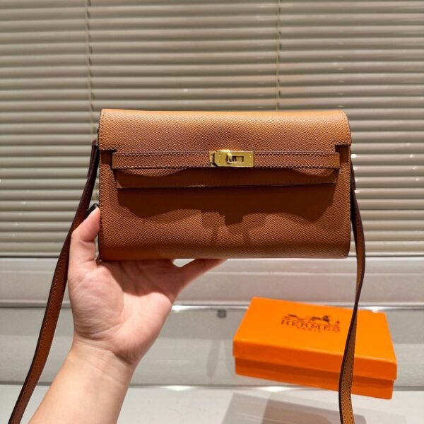 54A7E86B-896C-3584-4A9F-AA90DD1C4604.jpg Epsom Kelly Wallet