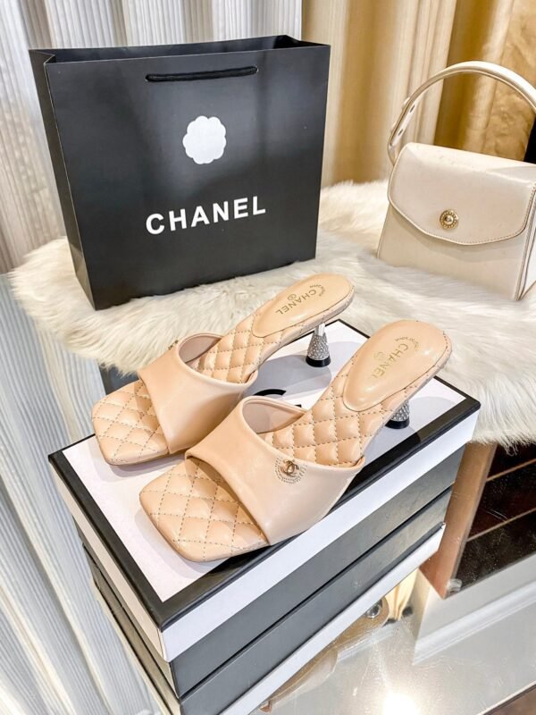 5536B35A-F0A2-216F-D6C2-C93259600DEB.jpg Chanel Women's Logo 25ss CC Sandal