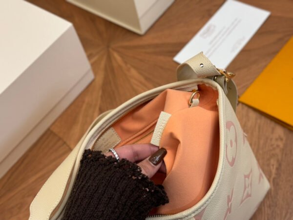 558F78F4-1F96-5984-951A-8688516814E8.jpg Louis Vuitton M24141 CarryAll PM