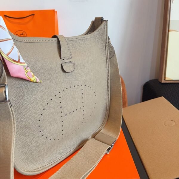 56F0E971-7077-6602-F0F2-0095790EFF41.jpg Evelyne PM bag - Khaki