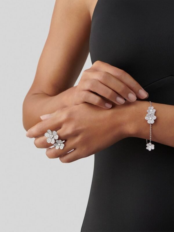 Frivole bracelet, 5 flowers