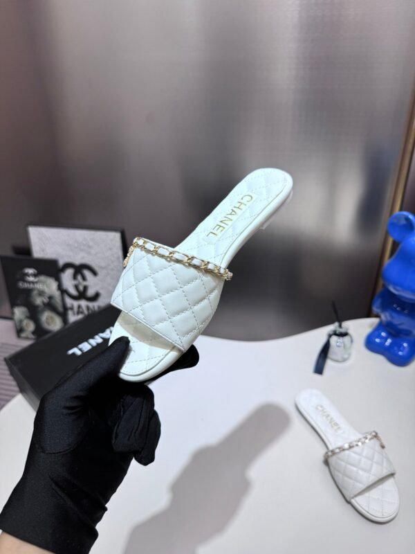 5F7C57B5-B56E-2DF9-2F96-39F06BBF4185.jpg Chanel Women's Logo 25ss CC Sandal