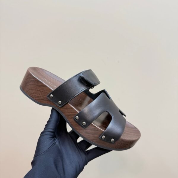 6200E634-E413-5390-7EC4-B02F820BA504.jpg Hermes Women's Chypre Sandal