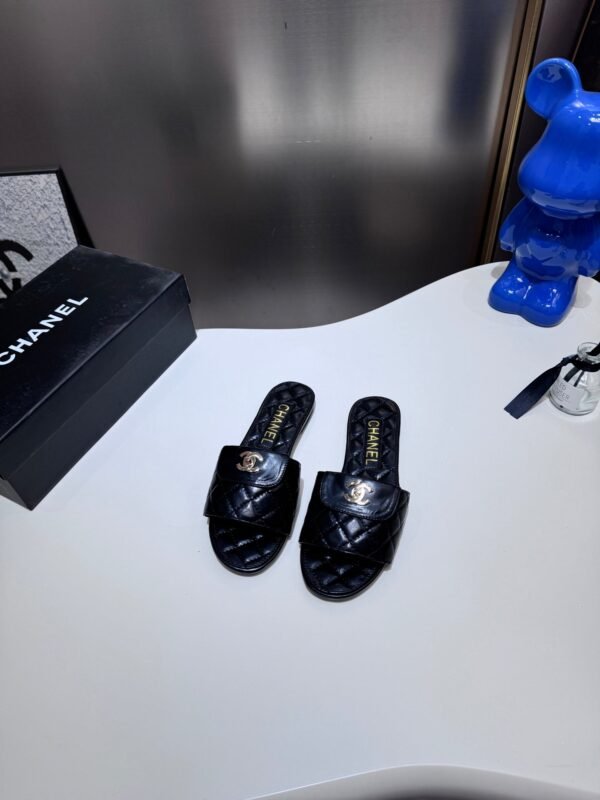 6230618A-3C4B-7CE9-53AE-CD6AFD27D468.jpg Chanel Women's Logo 25ss CC Sandal