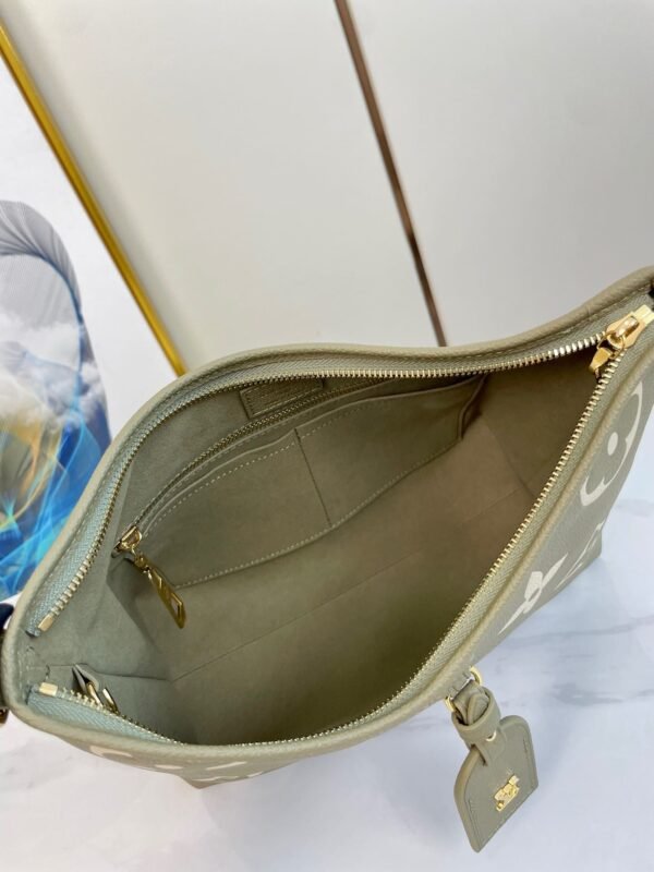 64CA2897-A774-EC89-A5A4-4D2B3102EBC9.jpg Louis Vuitton M46672 CarryAll PM