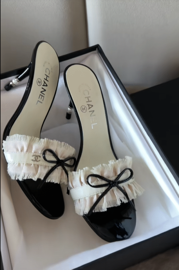 658B01C9-24C1-2C60-1C1C-A1FDD894C363.png Chanel White/Black Ruffled Fabric CC Bow Slide Sandals
