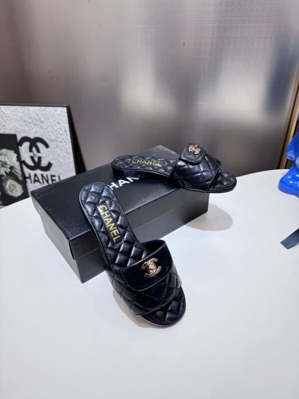 67941AEC-41AA-D7C2-C7BC-18982410C969.jpg Chanel Women's Logo 25ss CC Sandal