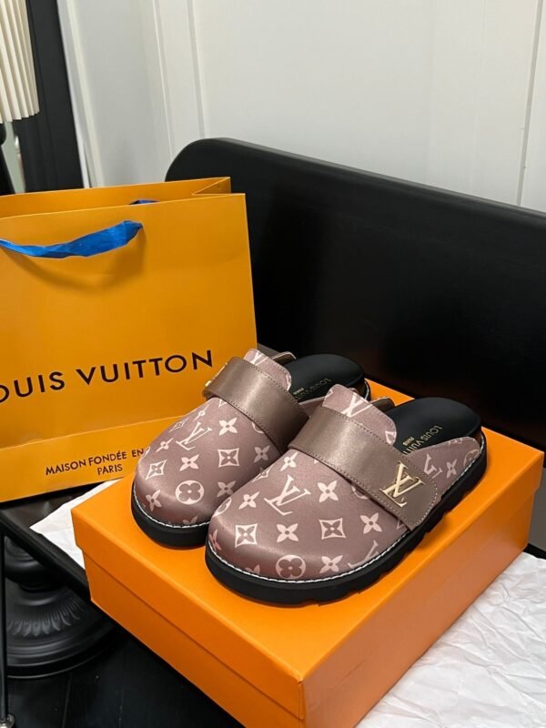 69E416CE-5649-06FC-071D-E1AF475AEB9F.jpg Louis Vuitton Women's Pool Pillow Comfort Sandal