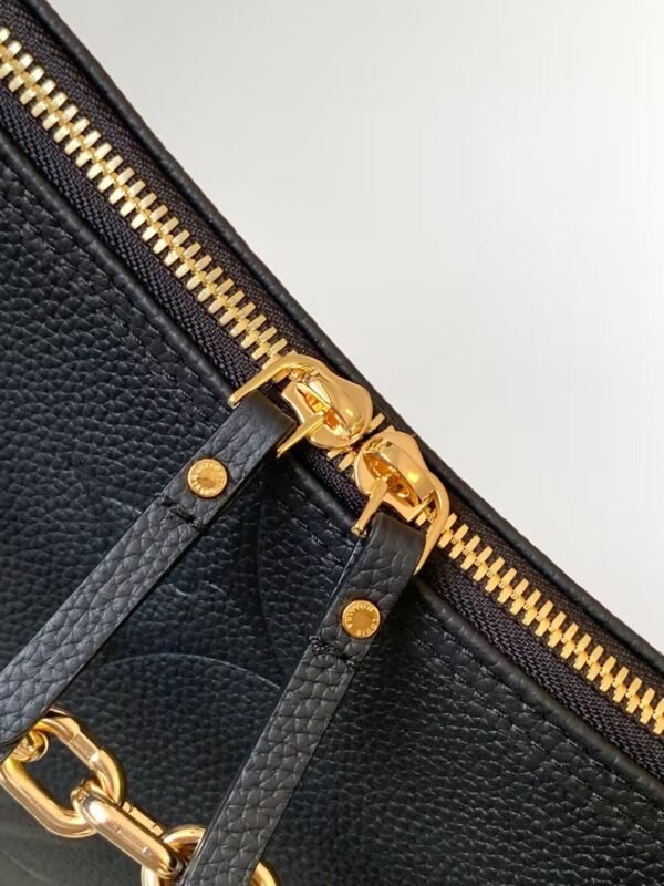 69F272D1-69F1-A712-B763-7CF0B023A646.jpg Louis Vuitton Loop Hobo M46725