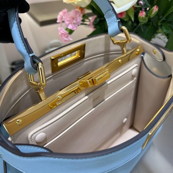 6D88DD74-3FE4-C19B-71CB-02F950FBAFEF.jpg Fendi Peekaboo Medium iseeu Bag