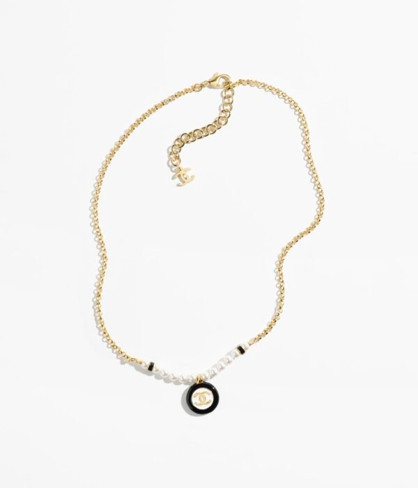 7390EB5E-663E-07E0-336E-9BD4C824AB61.jpg Black and white medallion double C necklace