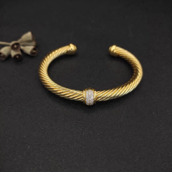 7702E784-B4B8-F28F-F837-6E145037777B.jpg Classic Cable Station Bracelet 18K Yellow Gold and Pave Diamonds, 7mm