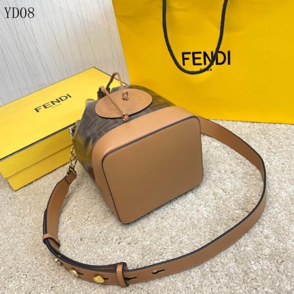 77037937-2ECF-EB06-A39B-65AEE9D3E5E4.jpg Fendi Mon Tresor Bag