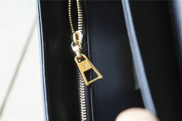 77BDB076-FE7D-1254-F293-27017E62F77A.jpg Louis Vuitton M24765 TWIST Medium Handbag