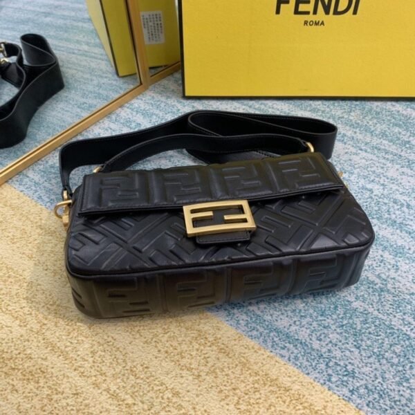 791B8ABF-A717-0C9E-33A7-D5223476FEB2.jpg Fendi baguette Bag