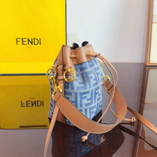 792952C4-9182-646F-A6D5-2E1B09880894.jpg Fendi Mon Tresor - BLUE