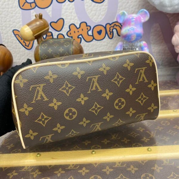 79B686F9-10F7-6945-421F-08A941CEF184.jpg Louis Vuitton Toiletry Bag M11750