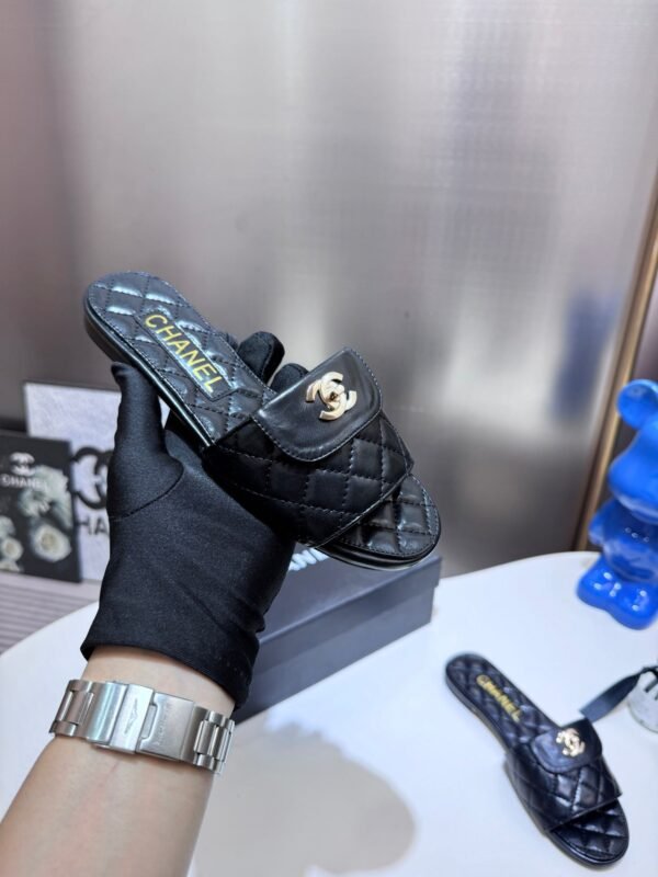 7C05C379-99B4-6E78-1053-A11A95FA9D7D.jpg Chanel Women's Logo 25ss CC Sandal