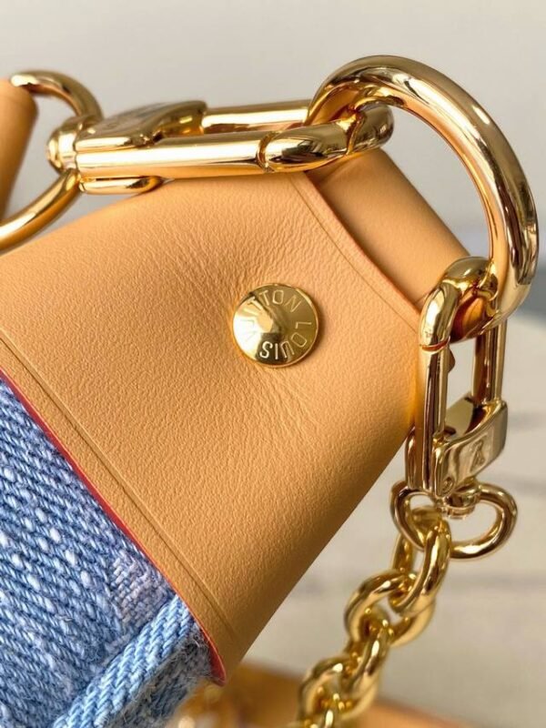 7FD86CDD-A25E-C3F7-0B25-F375B0F6360B.jpg Louis Vuitton M24846 Loop