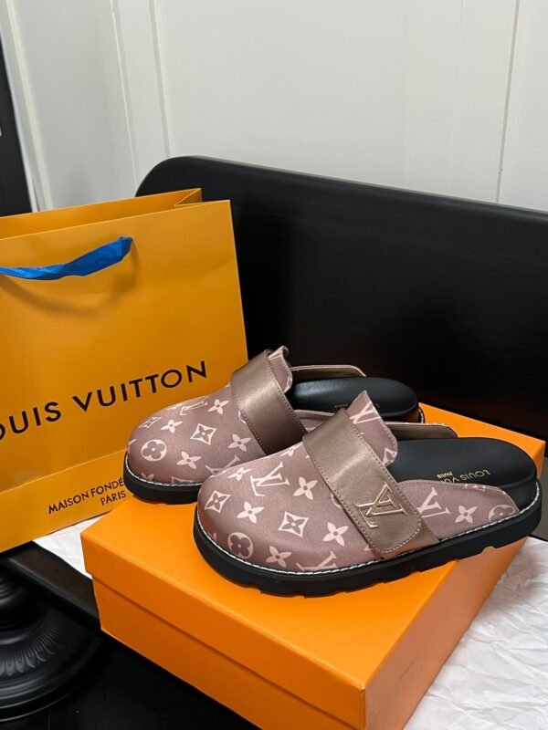 81343166-967E-4247-BCAC-7A13C2EBA98F.jpg Louis Vuitton Women's Pool Pillow Comfort Sandal