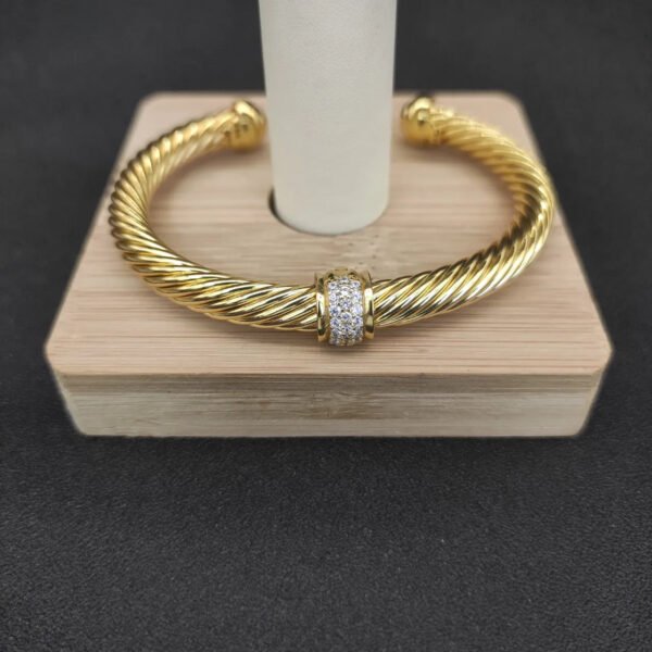 823D8E19-D98E-1597-5BAE-05884C3BB524.jpg Classic Cable Station Bracelet 18K Yellow Gold and Pave Diamonds, 7mm