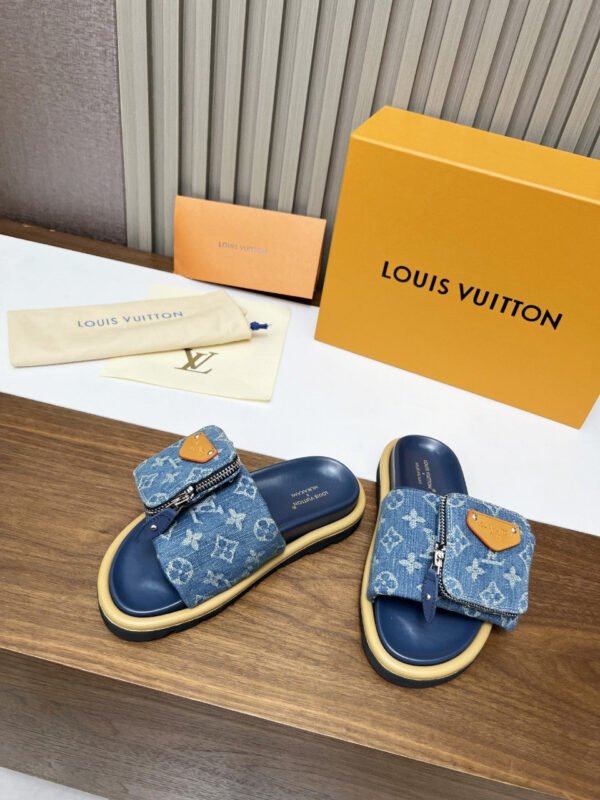 83142371-2E0D-AAF4-29E2-517DCFBE79EE.jpg Louis Vuitton Unisex Pool Pillow Comfort Sandal