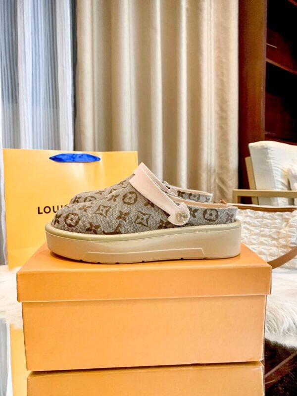 84C21556-EC4F-1E25-8B56-9A3492158AB5.jpg Louis Vuitton Women's Pool Pillow Comfort Sandal