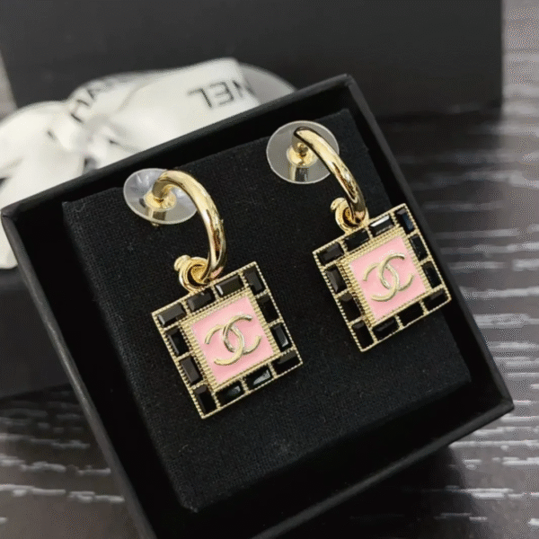 84F5F317-BC3F-884D-C6AA-2FAF4CA27CA5.png CCE146 CC earring