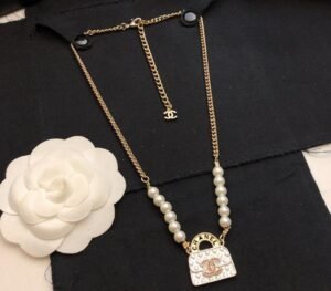 857E1AD0-9D1B-45E7-BE81-4EFCC80C7BF8.jpg White bag pearl necklace