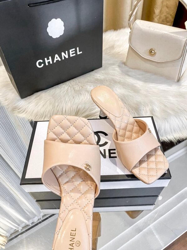 87B32537-57FD-E16B-6F45-F67F01AC7980.jpg Chanel Women's Logo 25ss CC Sandal