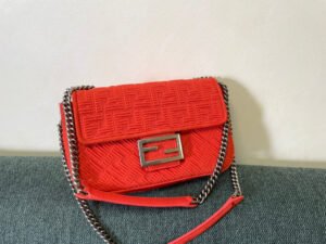 8D9DEA6C-1D20-D264-E661-A64D0E38802D.jpg Fendi Midi Baguette Chain Bag