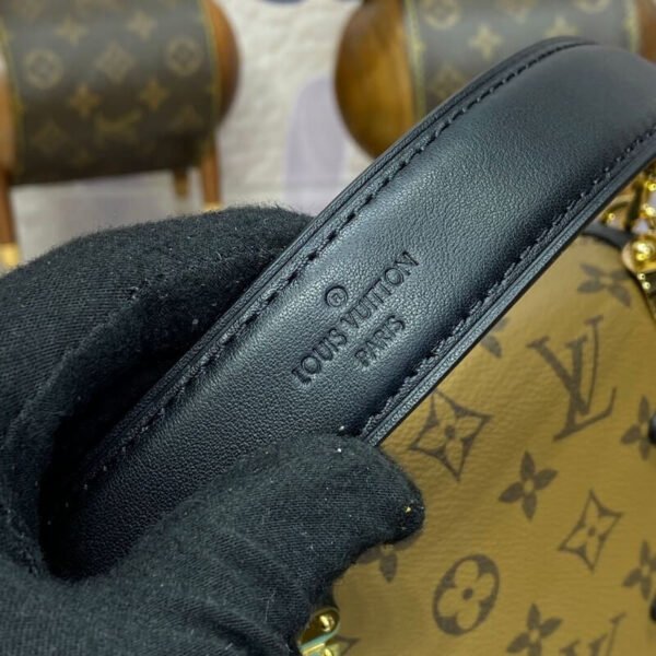 8E038BC4-A6D8-A92F-1A1C-BCE02D850446.jpg Louis Vuitton M47139 Side Trunk PM