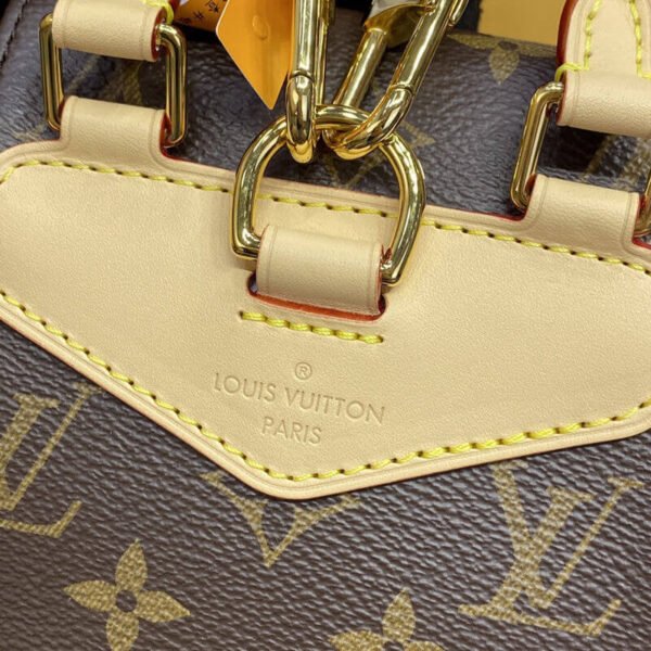 8E0FD056-541B-E0DA-9349-164D451A8880.jpg Louis Vuitton Montsouris Mini M11199