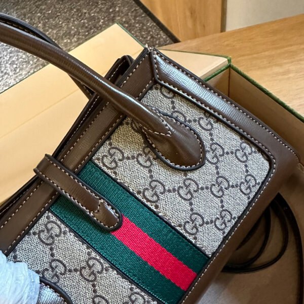 Small tote with piston closure