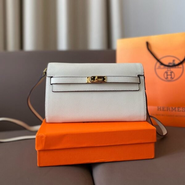 8F32D310-15F7-E5F8-1F48-55F4DA32A891.jpg Epsom Kelly Wallet