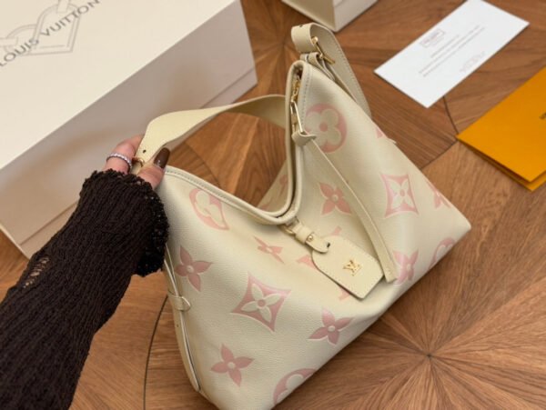 92BD3E06-01F8-C716-0B63-A212A78526D5.jpg Louis Vuitton M24141 CarryAll PM
