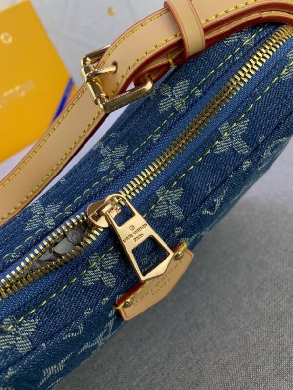 93FD610E-8BE7-CB73-4525-269579489090.jpg Louis Vuitton Croissant MM M46856