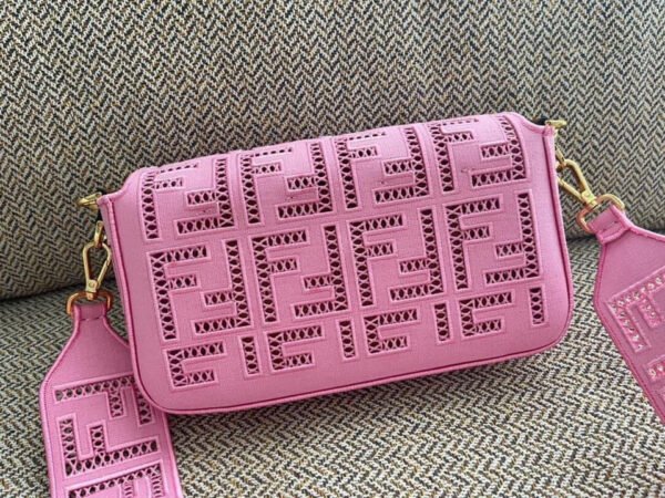 952C08E5-1B5E-E97B-0B98-F7AE4B0CDFCC.jpg Fendi Baguette Bag
