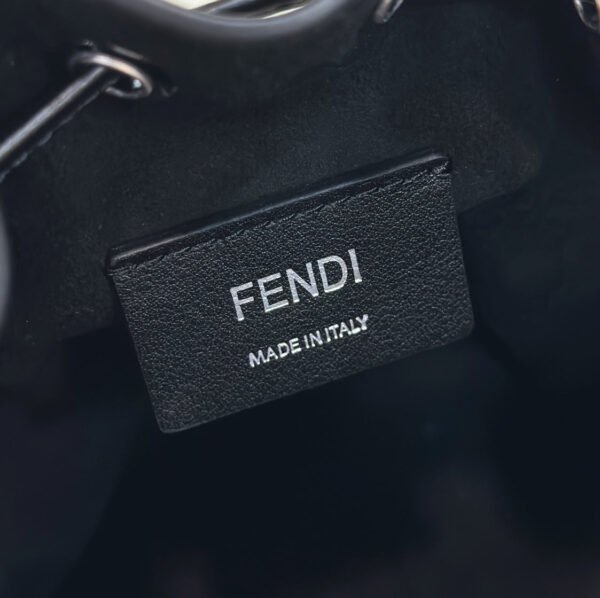 95C63C28-1A8A-E8FE-2C37-B1FAFC4F5100.jpg Fendi Mon Tresor Mini Bag