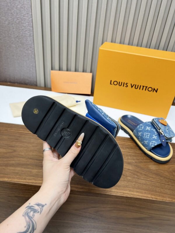 96F22829-EEE8-654D-2AF1-CD0678CF7A22.jpg Louis Vuitton Unisex Pool Pillow Comfort Sandal