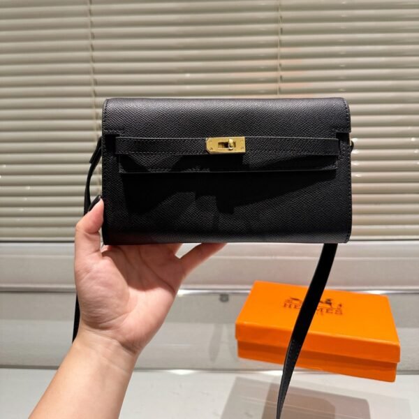 97C5D98D-8203-33AD-5B63-47395B3CFE4A.jpg Epsom Kelly Wallet