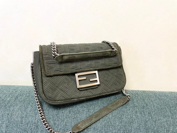 994F83B4-1BFF-B84F-77EC-AEFCEA49BEDB.jpg Fendi Midi Baguette Chain Bag