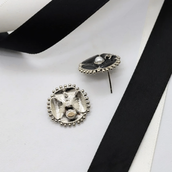 9B8AB7B9-A859-C052-DE4E-9EC9C0BC49F3.png CCE165 CC earring - BLACK