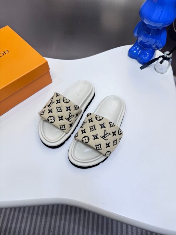 9BE79209-59DA-EA96-47A9-C64981D86431.jpg Louis Vuitton Women's Pool Pillow Comfort Sandal