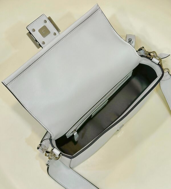 9BEDC966-4209-47D6-C433-FE7420EB1094.jpg Fendi Baguette Bag