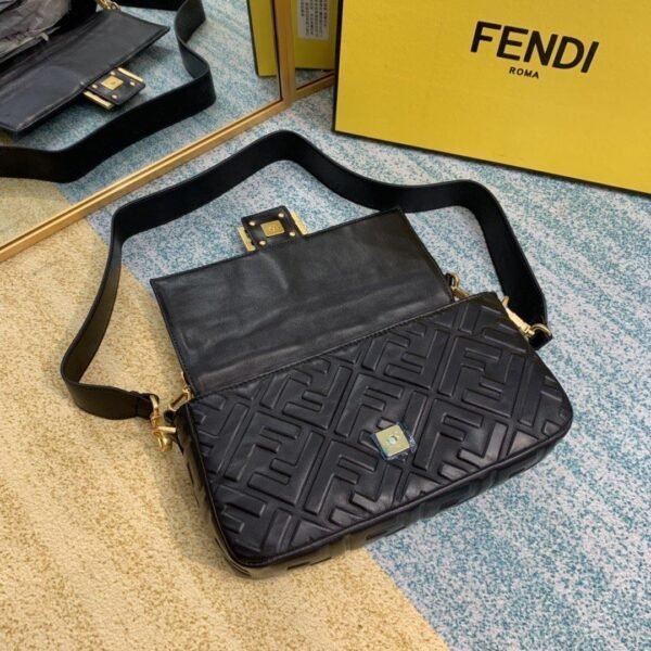 9FBF8CE3-72EF-35B7-70ED-725A3CACA12A.jpg Fendi baguette Bag